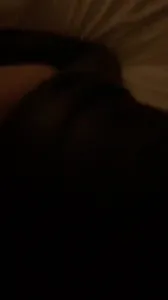 内射高傲的肥臀富家女穿皮裤，来几个一起射她屁股和奶子上