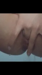 学妹边洗澡边扣逼给我看