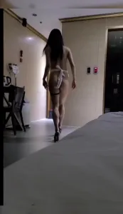 娇妻酒店开门给外卖小哥口交