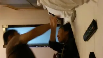 强行拿下兄弟老婆，人妻被在床上欲拒还迎，最后强行插入内射