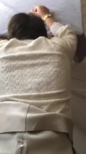 出轨的短发熟女人妻 在她家中强推内射