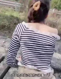 高速公路旁做爱 给路过司机看