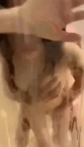 周末南京约的夫妻，老婆边洗澡边被我操